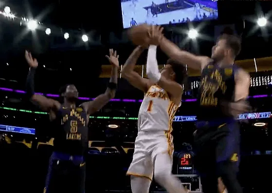 乐鱼官方网站-东契奇身后送出排球大帽，湖人轰出35-12超级进攻波领先23分