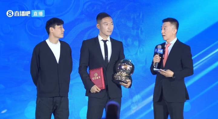 五届“中国金球奖”得主武磊为两届“中国金球奖”吴曦颁奖