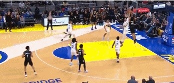 乐鱼体育官网-平地起惊雷！贝兰热持球突破 一飞冲天力压赫夫暴力隔扣